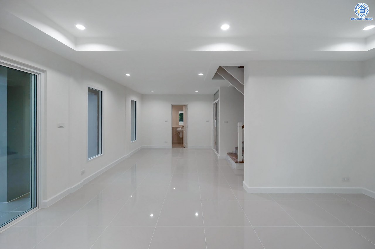 บ้านมือสองตกแต่งใหม่ โครงการ ชัยพฤกษ์ บางบัวทอง จากแบรนด์ LH หลังใหญ่กว่า 62.6 ตร.ว. ฟังก์ชัน 3 ห้องนอน 2 ห้องน้ำ จอดรถได้ 2 คัน พร้อม Facilities ครบครัน บนทำเลเดินทางสะดวก ติดถนนบางกรวย-ไทรน้อย ใกล้เซ็นทรัลเวสต์เกต และรถไฟฟ้าสายสีม่วง "สถานีบางพลู"...